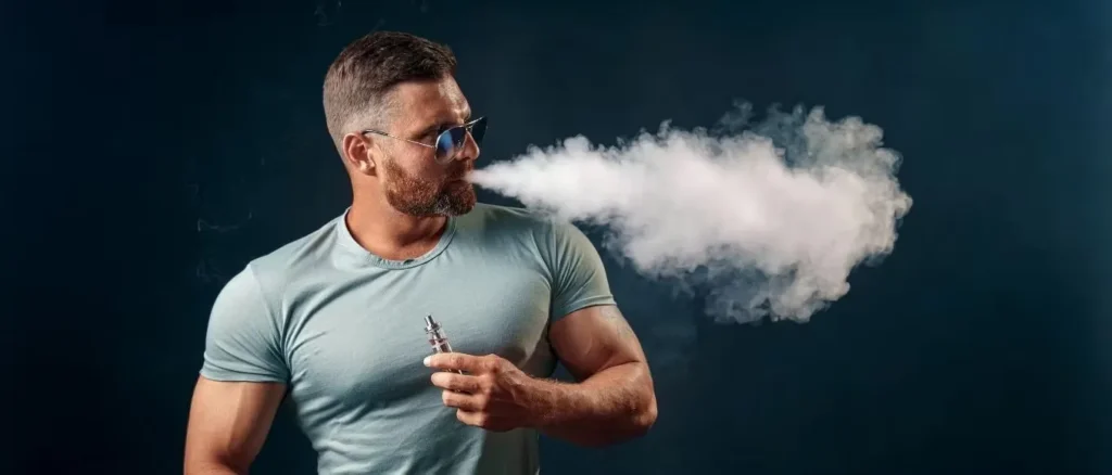Vape CBD, homme expirant un nuage de vapeur