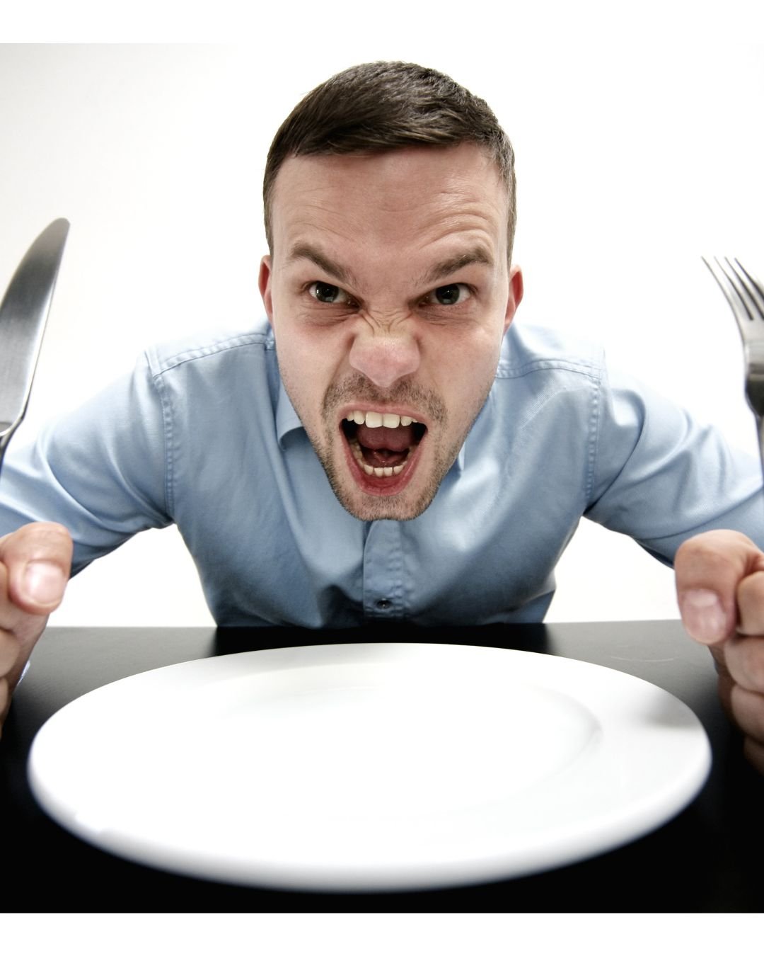 personne qui est à table et qui a faim