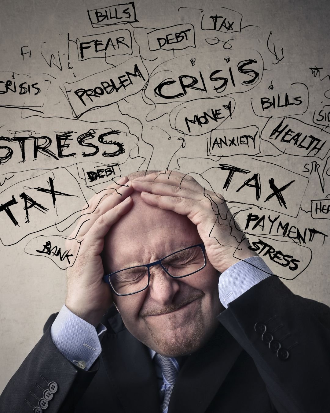 Homme stressé, la tête entre les mains, entouré des mots stress, dettes et anxiété
