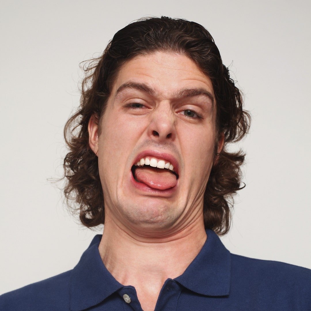 Homme faisant une grimace de dégoût
