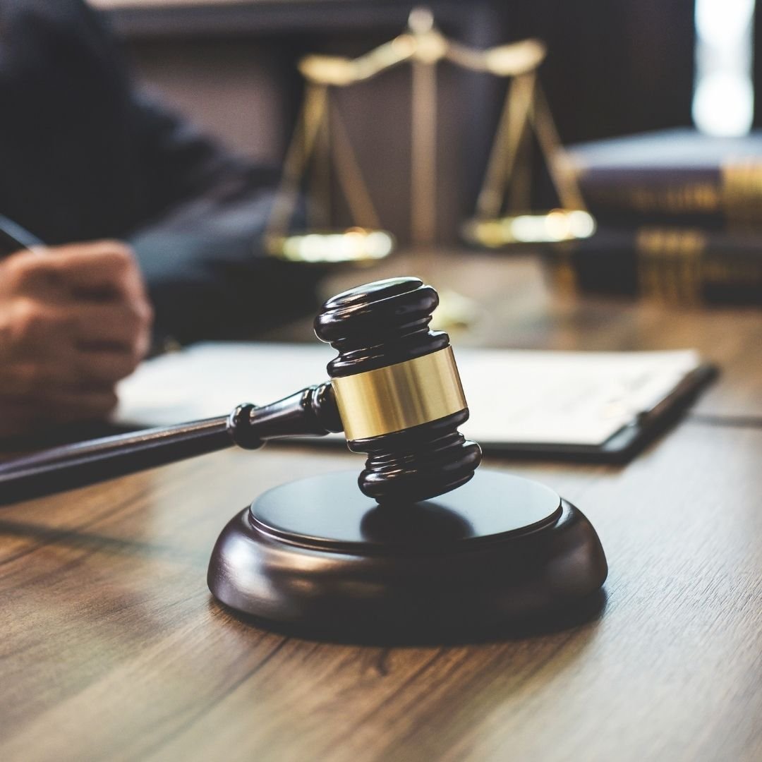 marteau de justice representant la légalité