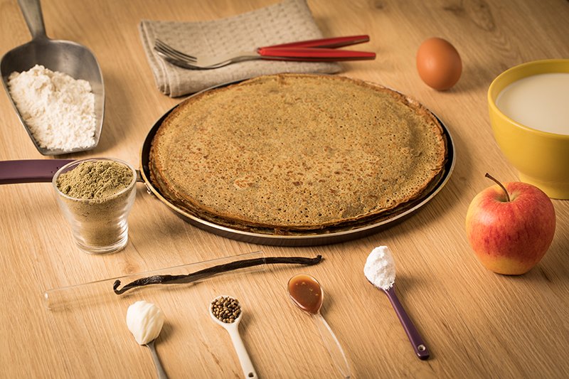 Crêpe à la farine de sarrasin et de chanvre et ses ingrédients