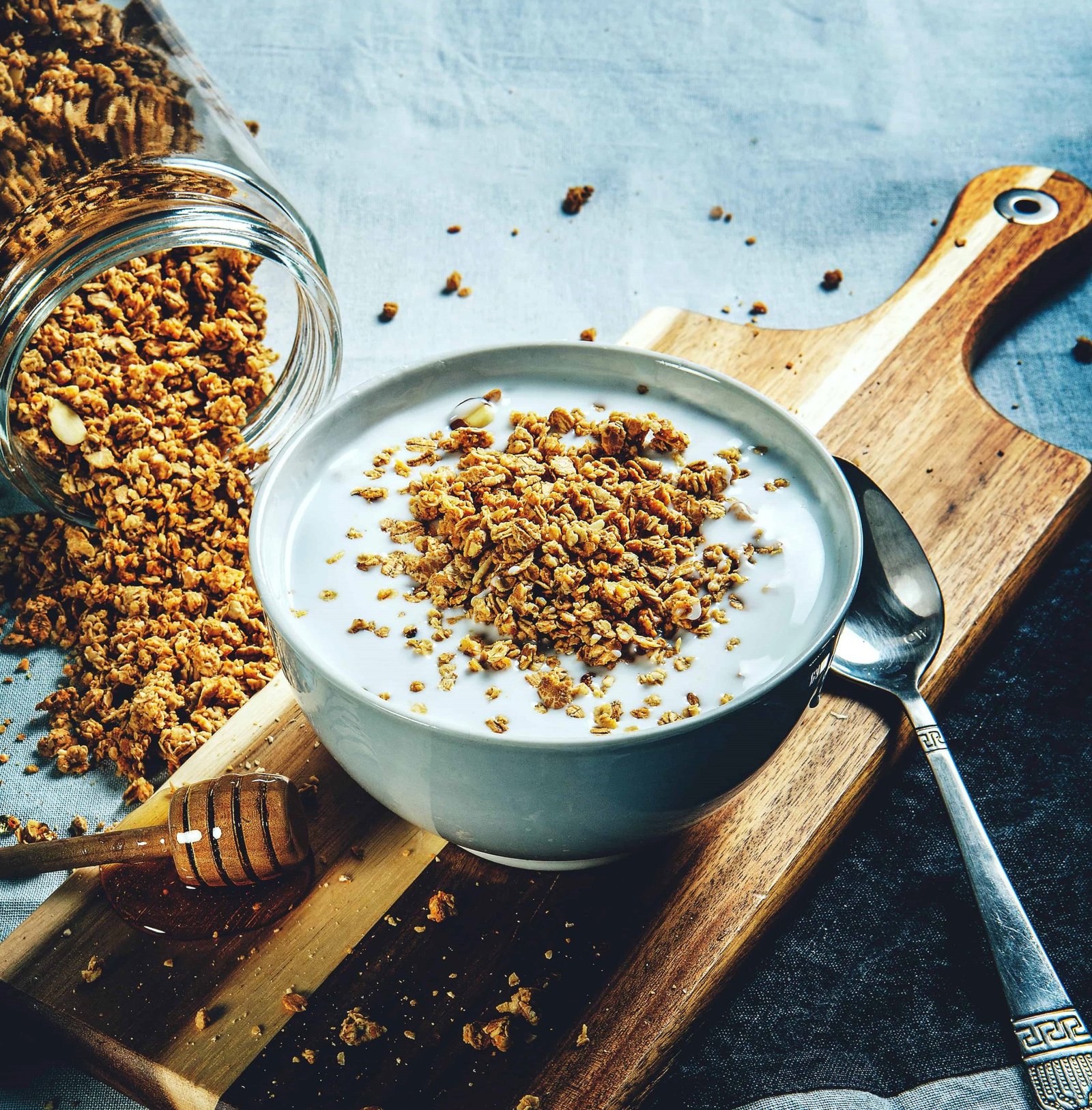 Bol de granola au yaourt, miel et éclats de céréales